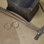 Handgefertigte Ringe eines Workshop-Teilnehmenden neben Goldschmiedewerkzeugen in Liestal.
