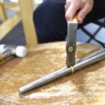 Feinarbeit an einem Ring mit dem Goldschmiedehammer während eines Workshops in Liestal.