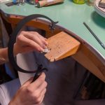 Ein Silberanhänger wird mit einer feinen Goldschmiedesäge in der jKaldy Schmuckwerkstatt in Liestal ausgesägt.