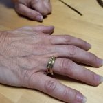 Nahaufnahme einer Hand mit einem selbst geschmiedeten Ring als stolzes Ergebnis eines Workshops in Liestal.