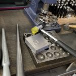 Professioneller Goldschmiedetisch und Werkzeuge im Atelier in Liestal.