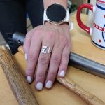 Fertiger, individuell gestalteter Silberring am Finger nach dem Workshop.