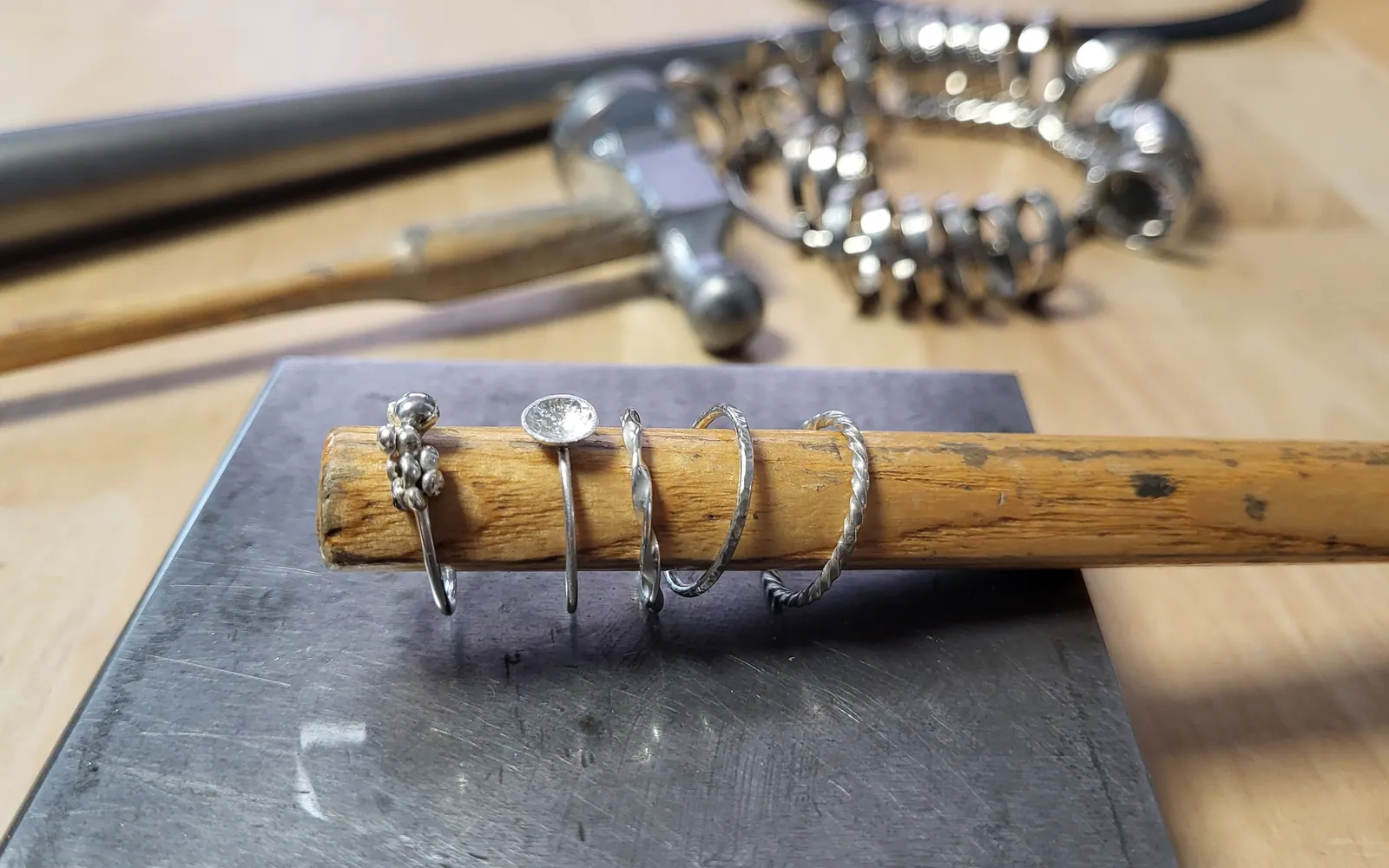 Handgeschmiedete Silberringe auf dem Ringriegel, mit Hammer, im jKaldy Atelier in Liestal