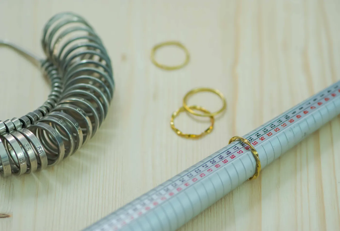 Ringgrösse messen am Ringstock, mit Ringmass und goldenen Ringen im Atelier in Liestal
