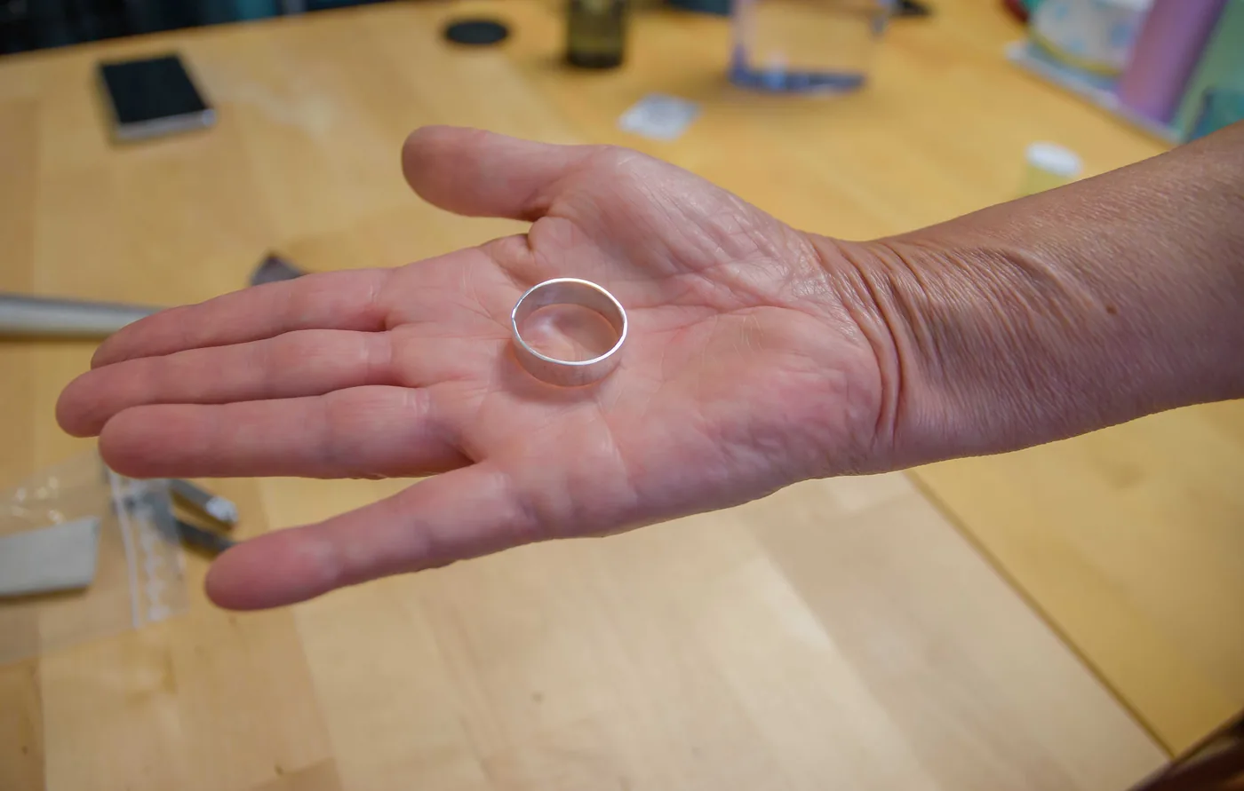 Silberner Ringrohling in der Hand der Goldschmiedin, Werkstatt Liestal