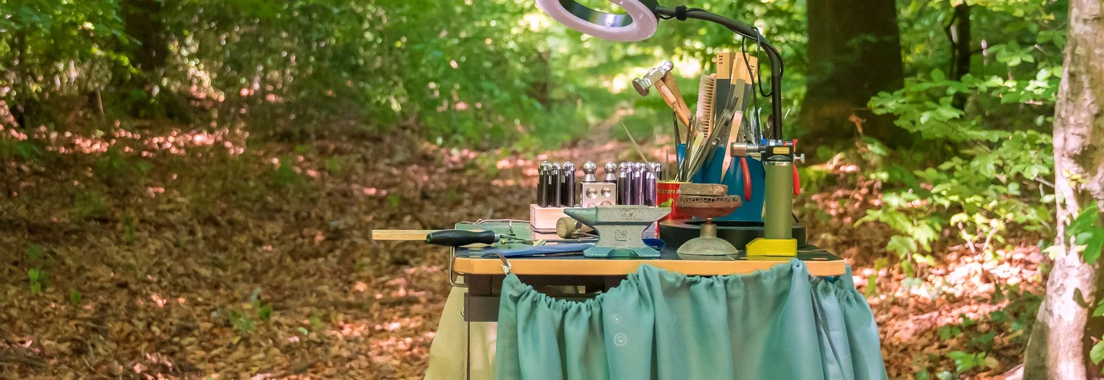 Mobile Goldschmiede-Werkstatt im Wald bei Liestal – Werkbank mit Werkzeug