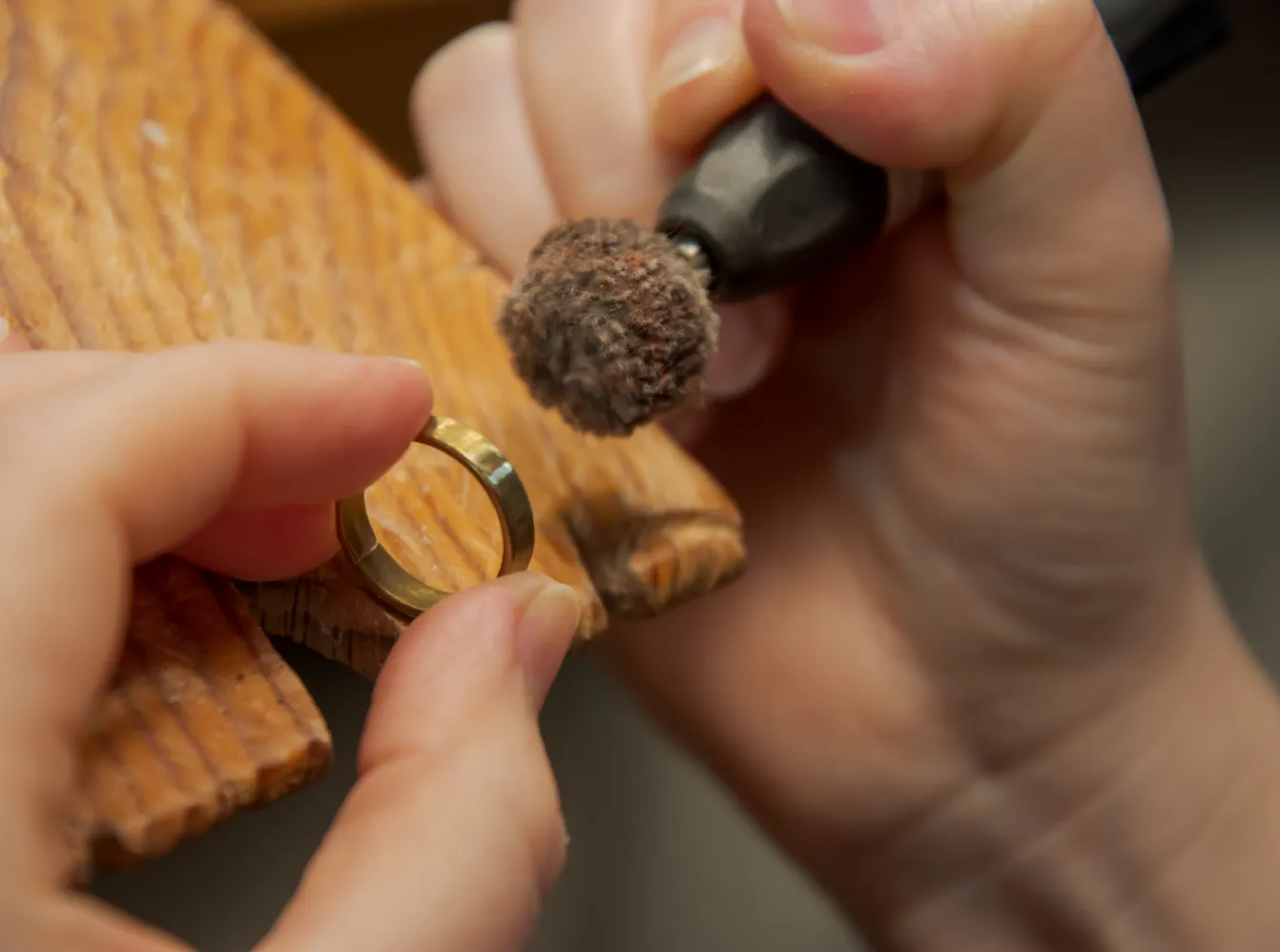Goldring wird in der jKaldy Goldschmiedewerkstatt in Liestal von Hand poliert