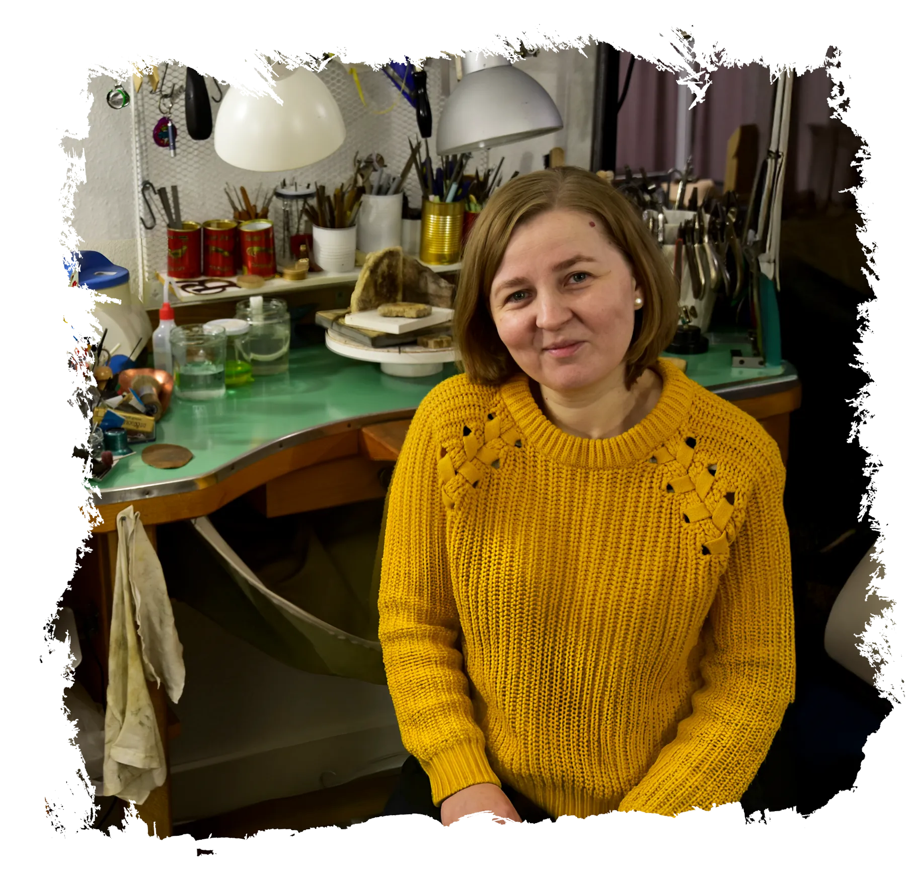 Goldschmiedin bei der Arbeit in der Werkstatt