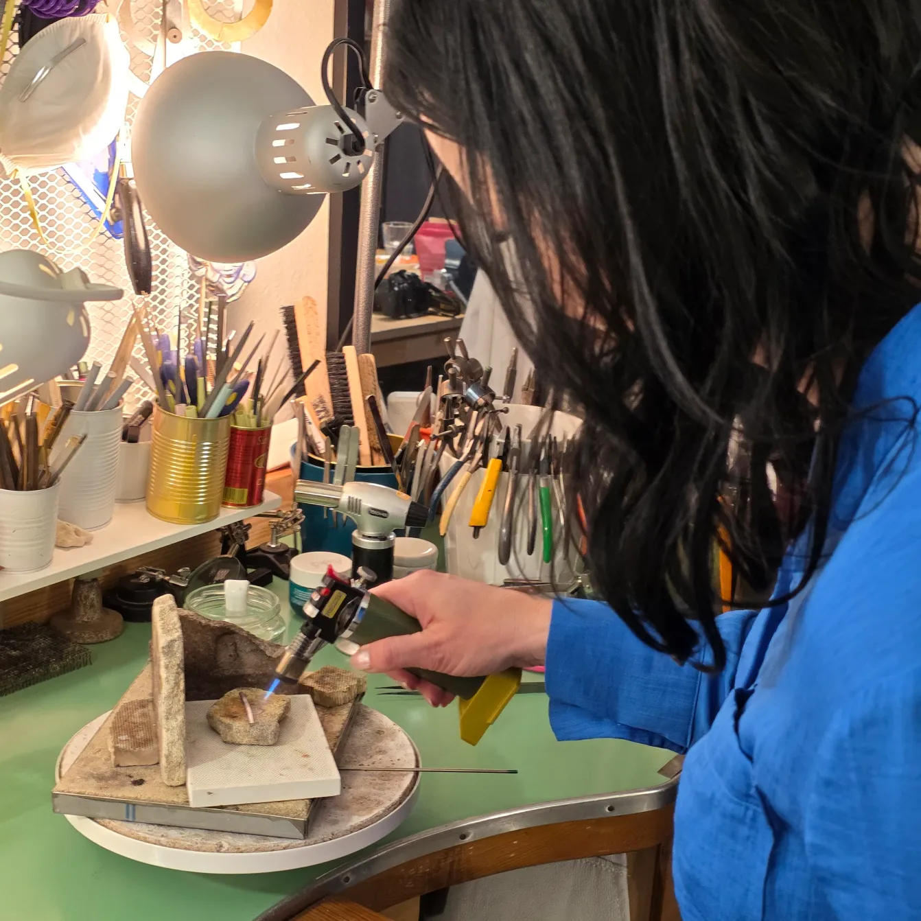 Workshop-Teilnehmerin glüht Silber mit dem Brenner